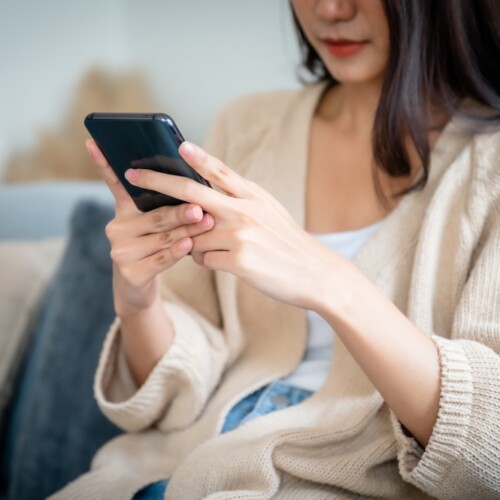 あなたの首元印象は？「スマホ習慣」がつくるエイジングサイン