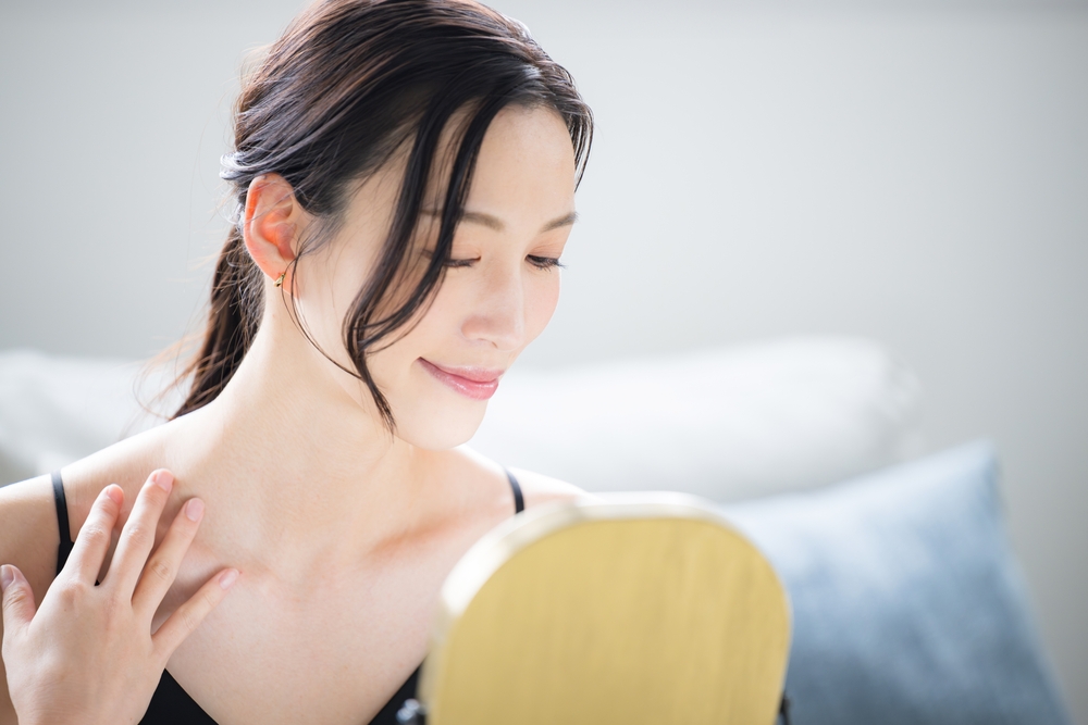 あなたの首元印象は？「スマホ習慣」がつくるエイジングサイン