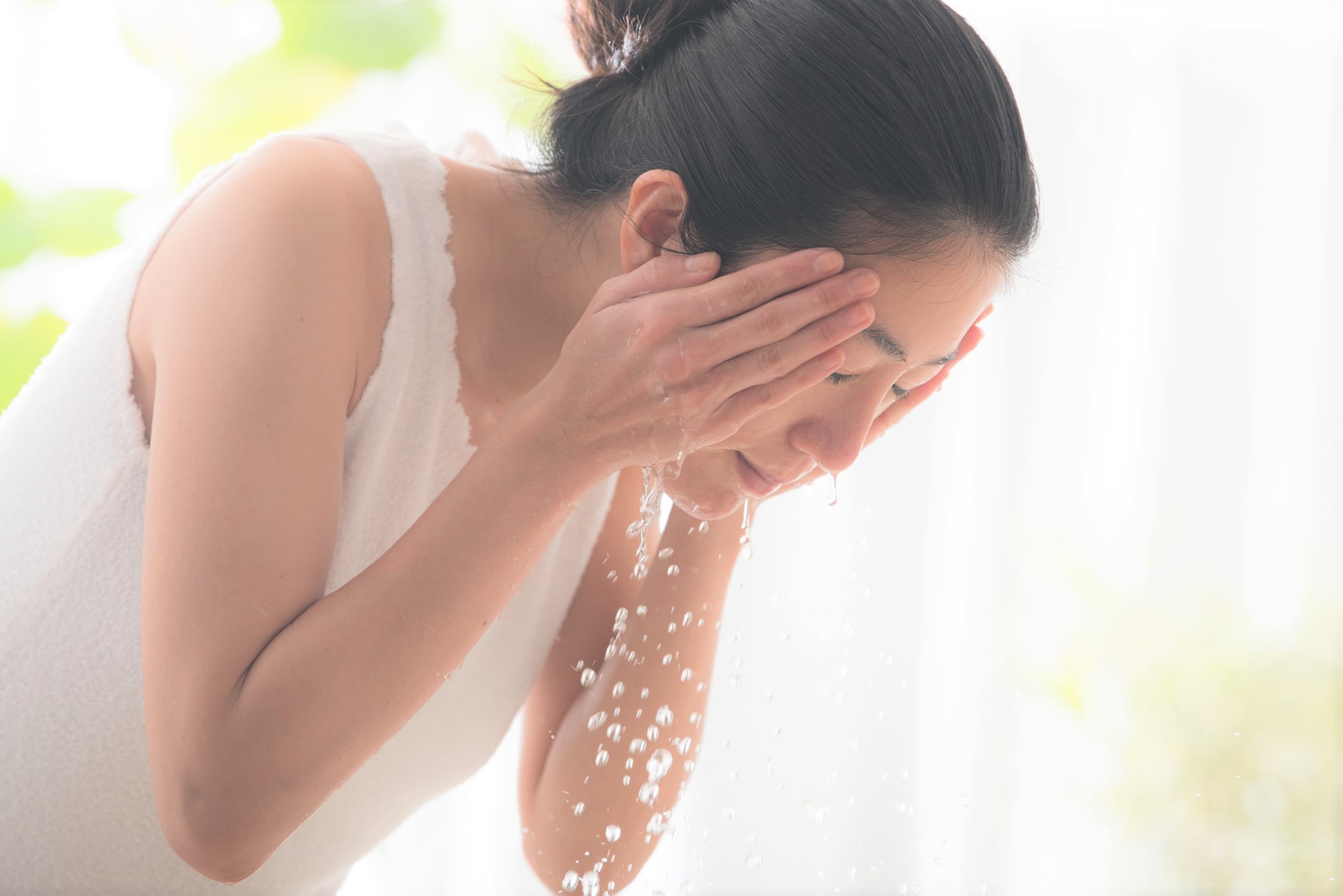 顔を洗っている女性