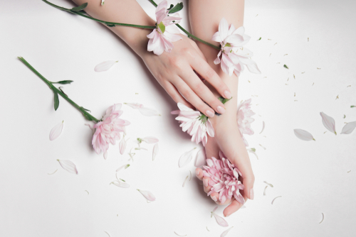 花と女性の手
