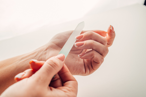 爪を削る女性の手元